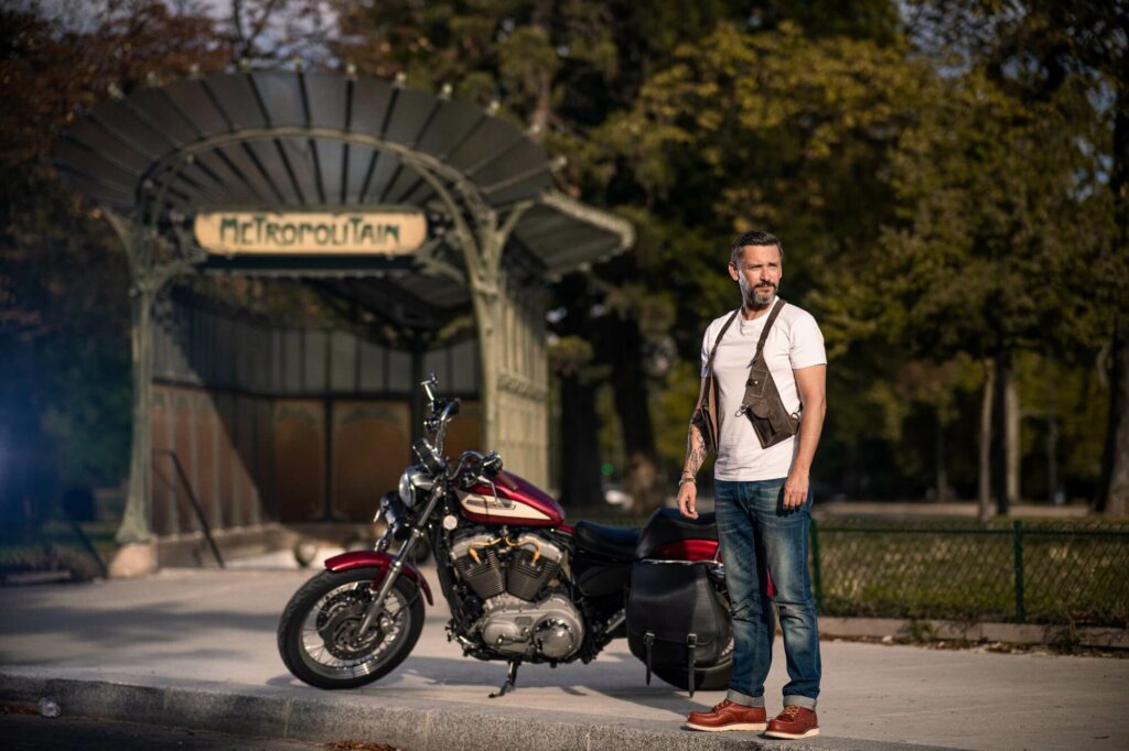 Équipement motard Zolki devant une entrée de métro parisien