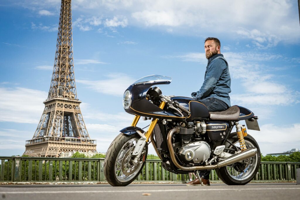 Veste moto en cuir Zolki portée devant la tour Eiffel à Paris
